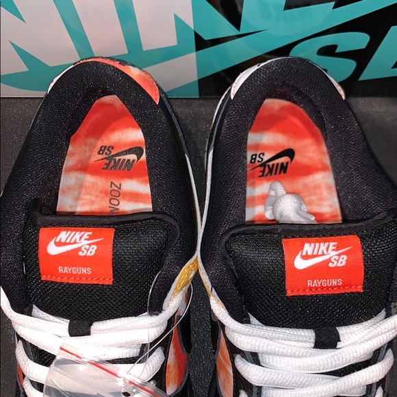 Nike SB Dunk Low Tie-Dye “Raygun” - Picture 6 of 7